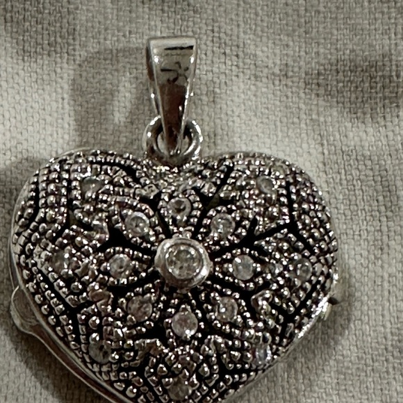 no bra Jewelry - Holiday gift. Elegant Sterling Silver Heart locket Pendant